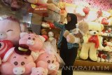 Pengunjung memilih boneka bertema hari Kasih Sayang (Valentine) di gerai Istana Boneka, Malang, Jawa Timur, Kamis, (9/2). Sejumlah produsen boneka di kawasan tersebut memanfaatkan momentum hari kasih sayang untuk menggenjot penjualan dengan menambah stok serta memberikan boneka gratis untuk menarik minat pengunjung. Antara Jatim/Ari Bowo Sucipto/zk/17