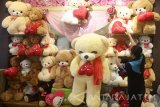 Karyawan menata boneka bertema hari kasih sayang yang baru didatangkan dari pabrik di gerai Istana Boneka, Malang, Jawa Timur, Kamis, (9/2). Sejumlah produsen boneka di kawasan tersebut memanfaatkan momentum hari kasih sayang untuk menggenjot penjualan dengan menambah stok serta memberikan boneka gratis untuk menarik minat pengunjung. Antara Jatim/Ari Bowo Sucipto/zk/17