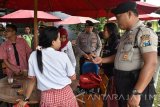 Polisi melakukan pembinaan kepada sejumlah pelajar yang terjaring razia Kasih Sayang di sebuah kafe di Kota Madiun, Jawa Timur, Kamis (9/2). Saat menggelar razia tersebut Polresta Madiun mendapati sekitar 10 pelajar masih menggunakan seragam berada di luar lingkungan sekolah. Antara Jatim/Siswowidodo/zk/17