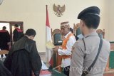 Terdakwa AKP Sudiatmaji menerima berkas pengadilan usai sidang di Pengadilan Negeri Blitar, Jawa Timur, Kamis (9/2). Terdakwa AKP Sudiatmaji yang sebelumnya menjabat kapolsek lodoyo timur tersebut di vonis bersalah dan dijatuhi hukuman penjara selama 6 tahun 15 hari, putusan itu lebih ringan dari tuntutan jaksa yang sebelumnya menuntut terdakwa dengan hukuman penjara 1 tahun. Antara Jatim/Irfan Anshori/zk/17