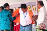 Menteri Perhubungan (Menhub) Budi Karya Sumadi (kiri), memberikan bantuan life jacket untuk salah satu perwakilan nelayan Maluku, disaksikan Kepala Dinas Perhubungan Benny Gaspersz (kanan), di Ambon, Maluku, Kamis (9/2). Bantuan dari Kementerian Perhubungan (Kemenhub) yang diserahkan Menhub bertepatan dengan puncak Hari Pers Nasional (HPN) 2017 ini, berupa Program Vokasi Pelayaran 1.000 siswa, 1.000 life jacket untuk nelayan, bantuan 20 buah bus dan dua buah Kapal Penyeberangan antar Pulau. ANTARA FOTO/Embong Salampessy/17.