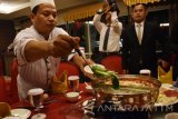Chef Subadri (kiri) memberi contoh cara meracik menu steamboat di Hotel Aston Madiun, Jawa Timur, Kamis (9/2) malam. Steamboat merupakan jenis masakan berasal dari jepang yang bahannya disajikan mentah dan dimasak sendiri oleh tamu menggunakan panci dan kompor gas mini. Antara Jatim/Foto/Siswowidodo/zk/17