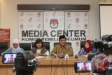 Ketua Komisi Pemilihan Umum (KPU) Juri Ardiantoro (kedua kanan) bersama Wakil Ketua Komnas Perempuan Yuniyanti Chuzaifah (kedua kiri), Komisioner Komnas Perempuan Masruchah (kanan), dan Khariroh Ali (kiri) memberikan keterangan pers di Media Center KPU, Jakarta, Jumat (10/2). Komnas Perempuan menyerukan kepada KPU dan Bawaslu untuk mewujudkan Pilkada Serentak 2017 yang damai dengan menghentikan politisasi identitas, serta menghormati hak asasi perempuan. ANTARA FOTO/Rivan Awal Lingga/wdy/17.