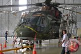 Helikopter Agusta Westland (AW) 101 terparkir dengan dipasangi garis polisi di Hanggar Skadron Teknik 021 Pangkalan Udara Halim Perdanakusuma, Jakarta, Kamis (9/2/2017). KASAU Marsekal TNI Hadi Tjahjanto telah membentuk tim investigasi untuk meneliti proses perencanaan, pengadaan, dan menelisik pengiriman helikopter tersebut. (ANTARA FOTO/POOL/Widodo S. Jusuf)