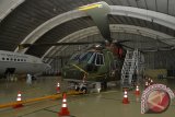 Helikopter Agusta Westland (AW) 101 terparkir dengan dipasangi garis polisi di Hanggar Skadron Teknik 021 Pangkalan Udara Halim Perdanakusuma, Jakarta, Kamis (9/2/2017). KASAU Marsekal TNI Hadi Tjahjanto telah membentuk tim investigasi untuk meneliti proses perencanaan, pengadaan, dan menelisik pengiriman helikopter tersebut. (ANTARA FOTO/POOL/Widodo S. Jusuf)