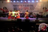 Dansa (tari) Katreji khas Maluku dipentaskan oleh sebuah sanggar seni budaya di Panggung Hiburan Rakyat yang digelar di Lapangan Merdeka Kota Ambon, Selasa malam (7/2). Acara itu bagian dari rangkaian acara memeriahkan Hari Pers Nasional 2017, 5-9 Februari. Foto ANTARA - John Nikita Sahusilawane 