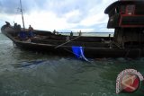 Sejumlah awak kapal berada di dalam kapal motor Ocean Poly 72 GT yang karam di Perairan Selat Malaka, kawasan Pantai Lancok, Kecamatan Syamtalira Bayu, Aceh Utara, Aceh, Jumat (10/2). Kapal motor pengangkut kelapa dari Aceh tujuan Riau itu karam setelah mengalami kerusakan mesin dan kebocoran serta dilanda gelombang tinggi pada Kamis (9/2). (ANTARA FOTO/Rahmad)