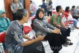 Wakil Wali Kota Kediri Lilik Muhibbah memberikan penjelasan terkait dengan program keluarga harapan (PKH) dan pemanfatannya pada warga penerima saat pencairan PKH tambahan di kantor Kecamatan Mojoroto, Kota Kediri, Jawa Timur, Selasa (7/2). Di Kediri, jumlah penerima PKH sekitar 5.000 orang. Kota Kediri mendapatkan tambahan kuota penerima sekitar 2.600 orang alokasi 2016 yang diberikan di awal 2017 . Antara Jatim/foto/Asmaul Chusna/zk/17 