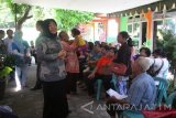 Wakil Wali Kota Kediri Lilik Muhibbah memberikan penjelasan terkait dengan program keluarga harapan (PKH) dan pemanfatannya pada warga penerima saat pencairan PKH tambahan di kantor Kecamatan Mojoroto, Kota Kediri, Jawa Timur, Selasa (7/2). Di Kediri, jumlah penerima PKH sekitar 5.000 orang. Kota Kediri mendapatkan tambahan kuota penerima sekitar 2.600 orang alokasi 2016 yang diberikan di awal 2017 . Antara Jatim/foto/Asmaul Chusna/zk/17 