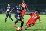 Pesepakbola Arema FC Ahmad Bustomi (kiri) berusaha mempertahankan bola dari hadangan pesepakbola Persija Jakarta Sandi Darma Sutte (kanan) dalam pertandingan Piala Presiden di Stadion Kanjuruhan, Malang, Jawa Timur, Sabtu (11/2). Di akhir babak pertama Persija mengimbangi arema dengan skor 1-1. Antara Jatim/Ari Bowo Sucipto/zk/17