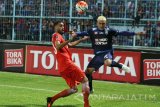 Pesepakbola Persija Jakarta Irfandy Zein Alzubeidy (kiri) berusaha menghalangi bola yang ditendang pesepakbola Arema FC Cristian Gonzales (kanan) dalam pertandingan Piala Presiden di Stadion Kanjuruhan, Malang, Jawa Timur, Sabtu (11/2). Di akhir babak pertama Persija mengimbangi arema dengan skor 1-1. Antara Jatim/Ari Bowo Sucipto/zk/17