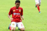 Pesepakbola Bhayangkara FC, Evan Dimas melakukan selebrasi usai mencetak gol di gawang PS TNI dalam pertandingan Piala Presiden di Stadion Kanjuruhan, Malang, Jawa Timur, Sabtu (11/2). Bhayangkara FC menaklukkan PS TNI dengan skor akhir 2-1. Antara Jatim/Ari Bowo Sucipto/zk/17