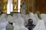 Menteri Sosial Khofifah Indar Parawansa menghadiri zikir dan doa bersama jamaah Al-Khidmad di depan Masjid Agung Sidoarjo, Jawa Timur, Minggu (12/2). Dzikir dan doa bersama tersebut digelar dalam rangka memperingati hari jadi Sidoarjo yang ke 158. Antara Jatim/Umarul Faruq/zk/17