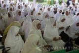 Menteri Sosial Khofifah Indar Parawansa (kedua kiri) menghadiri zikir dan doa bersama jamaah Al-Khidmad di depan Masjid Agung Sidoarjo, Jawa Timur, Minggu (12/2). Dzikir dan doa bersama tersebut digelar dalam rangka memperingati hari jadi Sidoarjo yang ke 158. Antara Jatim/Umarul Faruq/zk/17