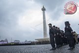 Anggota Polri, TNI, dan instansi terkait saat menggelar Apel Kesiapsiagaan Pengamanan Tahap Pemungutan Suara Pilkada serentak 2017 di Silang Monas, Jakarta, Sabtu (11/2/17) . Apel yang ikuti oleh sekitar 3.500 peserta yang terdiri dari 260 dari Mabes Polri, 2.293 dari Polda Metro Jaya, 300 personel gabungan dari TNI, 230 instansi dari instansi terkait, 300 dari gabungan pengamanan partai politik dan sekitar 120 gabungan dari organisasi masyarakat tersebut untuk mengamankan jalannya pilkada serentak pada 15 Februari 2017 mendatang.  (ANTARA FOTO/Aprillio Akbar/Dok).
