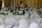 Wakil Gubernur Jatim, Saifullah Yusuf menghadiri zikir dan doa bersama jamaah Al-Khidmad di depan Masjid Agung Sidoarjo, Jawa Timur, Minggu (12/2). Dzikir dan doa bersama tersebut digelar dalam rangka memperingati hari jadi Sidoarjo yang ke 158. Antara Jatim/Umarul Faruq/zk/17