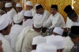 Wakil Gubernur Jatim, Saifullah Yusuf (tengah) menghadiri zikir dan doa bersama jamaah Al-Khidmad di depan Masjid Agung Sidoarjo, Jawa Timur, Minggu (12/2). Dzikir dan doa bersama tersebut digelar dalam rangka memperingati hari jadi Sidoarjo yang ke 158. Antara Jatim/Umarul Faruq/zk/17