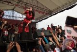 Zaskia Gotik Hibur Ribuan Pendukung FARIS Di Buntok