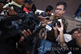 Kuasa hukum dari mantan Menteri BUMN Dahlan Iskan, Agus Dwiwarsono (kanan) menjawab pertanyaan dari awak media ketika menghadiri panggilan penyidik Kejaksaan Agung di Kantor Kejaksaan Tinggi (Kejati) Jawa Timur, Surabaya, Jawa Timur, Senin (13/2). Dahlan Iskan tidak dapat menghadiri panggilan untuk kedua kalinya untuk menjalani pemeriksaan sebagai tersangka kasus dugaan korupsi mobil listrik karena alasan sakit dan dirawat oleh empat dokter spesialis. Antara Jatim/M Risyal Hidayat/zk/17