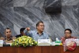 Menkominfo Rudiantara (tengah) bersama Ketua Dewan Pers Yosep Stanley Adi Prasetyo (kanan) dan Pakar Media Sosial Nukman Luthfie menjadi pembicara pada diskusi yang diprakarsai Fraksi Golkar DPR di Komples Parlemen, Senayan, Jakarta, Senin (13/2). Diskusi itu mengangkat tema Mewujudkan Pers yang Independen dan Netral sebagai Salah Satu Upaya Penanggulangan Berita Palsu atau Hoax. ANTARA FOTO/Wahyu Putro A/wdy/17