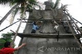 Pekerja membangun monumen Garuda Pancasila di 'Persada Sukarno Situs Ndalem Pojok' Kediri, Jawa Timur, Senin (13/2). Monumen setinggi 3 meter senilai Rp100 juta yang baru dibangun di halaman rumah masa kecil presiden pertama Republik Indonesia tersebut hasil dari sumbangan sukarela pelajar guna menumbuh kembangkan semangat cinta tanah air. Antara Jatim/Prasetia Fauzani/zk/17