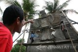 Pekerja membangun monumen Garuda Pancasila di 'Persada Sukarno Situs Ndalem Pojok' Kediri, Jawa Timur, Senin (13/2). Monumen setinggi 3 meter senilai Rp100 juta yang baru dibangun di halaman rumah masa kecil presiden pertama Republik Indonesia tersebut hasil dari sumbangan sukarela pelajar guna menumbuh kembangkan semangat cinta tanah air. Antara Jatim/Prasetia Fauzani/zk/17