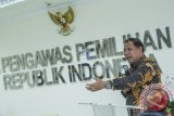 Pimpinan Bawaslu, Nasrullah, berbicara saat Diskusi Publik Pengawasan TPS Berbasis IT dan Launching Bawaslu TV di gedung Bawaslu, Jakarta, Senin (13/2). Pengawasan TPS berbasis IT merupakan bagian dari strategi pengawasan agar dapat mendokumentasikan kegiatan di TPS melalui video dan foto sehingga meminimalisir kecurangan dalam penyelenggaraan Pilkada serentak. Dengan adanya Bawaslu TV masyarakat dapat mengetahui informasi yang berkaitan dengan pengawasan pemilu. ANTARA FOTO/Aprillio Akbar/wdy/17.