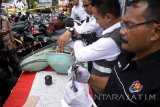 Polisi menunjukkan sejumlah barang bukti kasus perjudian sabung ayam di polresta Sidoarjo, Jawa Timur, Senin (13/2). Satreskrim Polresta Sidoarjo berhasil mengamankan sejumlah barang bukti hasil perjuadian berupa 6 ekor ayam aduan dan 21 unit sepeda motor. Antara Jatim/Umarul Faruq/zk/17