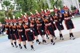 Sejumlah siswa dari SMKN 10 Surabaya mengikuti lomba kreasi pasukan pengibar bendera (Paskibra) tingkat SMA dan SMP se-Jawa Timur di STIE Perbanas Surabaya, Jawa Timur, Minggu (12/2). Lomba yang diikuti sekitar 25 peserta SMA dan 16 peserta SMP merupakan lomba peraturan baris-berbaris (PBB) dasar, PBB musik, variasi, formasi dan kreasi. ANTARA FOTO/M Risyal Hidayat/aww/17.