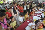 Ratusan warga antre memverifikasi data keluarga mereka untuk mendapatkan kartu Program Keluarga Harapan (PKH) di Denpasar, Selasa (14/2). Pemerintah memberikan bantuan dalam PKH Provinsi Bali Tahun 2017 senilai Rp91,87 miliar lebih bagi 48.610 keluarga di delapan kabupaten dan Kota Denpasar. FOTO ANTARA/Nyoman Budhiana/i018/2017.