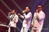 Kelompok musik Kahitna Carlo Saba (kanan), Heidi Yunus (tengah) dan Mario Ginanjar (kiri) membawakan hits andalannya dalam konser di Surabaya, Jawa Timur, Selasa (14/2) malam. Dalam konser 'Merenda Kasih' Kahitna menampilkan sekitar 22 lagu berkolaborasi dengan grup Yovie & Nuno dan penyanyi Yura. Antara Jatim/M Risyal Hidayat/zk/17