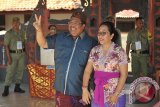 Calon Bupati Buleleng Petahana, Putu Agus Suradnyana (tengah) bersama istri, Ni Gusti Ayu Mas Aries Sujati (kanan) mengacungkan dua jari seusai menggunakan hak pilihnya di Kelurahan Paket Agung, Singaraja, Bali, Rabu (15/2). Pilkada Buleleng, Bali diikuti oleh dua pasangan calon bupati-wakil bupati dengan jumlah daftar pemilih tetap 611.156 pemilih yang tersebar di 1.0861 tempat pemungutan suara (TPS). ANTARA FOTO/Nyoman Budhiana/i018/2017.