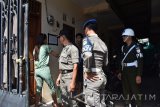 Petugas Satuan Polisi Pamong Praja (Satpol PP) melakukan pendataan para penghuni kos yang terjaring usai razia rumah kos di Kota Madiun, Jawa Timur (15/2). Sebanyak 14 orang, terdiri lima pasangan bukan suami isteri tinggal sekamar dan empat orang tanpa identitas terjaring razia yang dilakukan petugas gabungan. Antara Jatim/Siswowidodo/zk/17