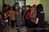 Petugas Satuan Polisi Pamong Praja (Satpol PP) melakukan pendataan para penghuni kos yang terjaring usai razia rumah kos di Kota Madiun, Jawa Timur (15/2). Sebanyak 14 orang, terdiri lima pasangan bukan suami isteri tinggal sekamar dan empat orang tanpa identitas terjaring razia yang dilakukan petugas gabungan. Antara Jatim/Siswowidodo/zk/17