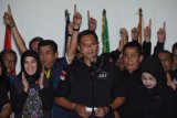 Calon Gubernur DKI Jakarta Agus Harimurti Yudhoyono (tengah) didampingi Calon Wakil Gubernur Slyviana Murni (kanan) dan Anggota Tim Pemenangannya memberikan keterangan pers di Posko Tim Pemenangan Agus-Slyvi, Jakarta, Rabu (15/2). Pasangan Agus-Slyvi mengakui kekalahannya dalam PIlkada DKI Jakarta serta mengucapkan selamat kepada pasangan Ahok-Djarot dan Anies-Sandi. ANTARA FOTO/Akbar Nugroho Gumay/aww/17.