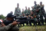 Prajurit batalyon Intai Amfibi-1 (Yontaifib-1) Marinir memberi contoh menggunakan senapan runduk pada Taruna Akademi Angkatan Laut (AAL) Korps Marinir tingkat IV angkatan ke-62 di Lapangan Tembak FX Soepramono Bhumi Marinir Karangpilang Surabaya, Jawa Timur, Kamis (16/2). Kegiatan yang diikuti sekitar 20 Taruna AAL korps Marinir tersebut merupakan bagian dari praktik pasukan (Tekpas) 2017 dalam rangka meningkatkan profesionalisme dalam menggunakan senapan runduk jenis AW dan Steyr Mannlicher Austria kaliber 7,62 mm milik Yontaifib-1 Korps Marinir. Antara Jatim/M Risyal Hidayat/zk/17