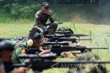 Prajurit batalyon Intai Amfibi-1 (Yontaifib-1) Marinir mengawasi Taruna Akademi Angkatan Laut (AAL) Korps Marinir tingkat IV angkatan ke-62 menembak menggunakan senapan runduk di Lapangan Tembak FX Soepramono Bhumi Marinir Karangpilang Surabaya, Jawa Timur, Kamis (16/2).  Kegiatan yang diikuti sekitar 20 Taruna AAL korps Marinir tersebut merupakan bagian dari praktik pasukan (Tekpas) 2017 dalam rangka meningkatkan profesionalisme dalam menggunakan senapan runduk jenis AW dan Steyr Mannlicher Austria kaliber 7,62 mm milik Yontaifib-1 Korps Marinir. Antara Jatim/M Risyal Hidayat/zk/17