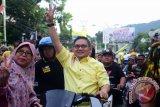 Ketua DPD II Partai Golkar Kota Gorontalo Marthen Taha, ikut berkonvoi dengan pendukungnya saat mengetahui kemenangan paket Rusli Habibie-Idris Rahim menang di Pilkada Gorontalo 2017. (foto ist)