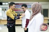 Plt Sekretaris Daerah Kabupaten Tanah Laut, Kalimantan Selatan H. Syahrian Nurdin menyematkan tanda peserta Program Internsip Dokter Indonesia (PIDI) Periode Februari 2017 sampai dengan Februari 2018, di Aula Barakat Kantor Bupati setempat, Kamis (16/2). Foto:Antaranews Kalsel/Arianto/G.