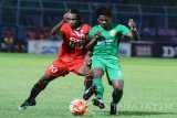 Pesepakbola Persija Jakarta, Pandi Ahmad Lestaluhu (kiri) berebut bola dengan pesepakbola Bhayangkara FC,  Ilham Udin Armayn (kanan) dalam pertandingan Piala Presiden Grup 2 di Stadion Kanjuruhan, Malang, Jawa Timur, Kamis (16/2). Di akhir babak pertama, Bhayangkara FC mengimbangi Persija dengan skor 0-0. Antara Jatim/Ari Bowo Sucipto/zk/17.