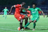 Pesepakbola Persija Jakarta, Bernando Mariano Jhonatan (kiri) berusaha melewati hadangan pesepakbola Bhayangkara FC, Dhany Saputra (kanan) dalam pertandingan Piala Presiden Grup 2 di Stadion Kanjuruhan, Malang, Jawa Timur, Kamis (16/2). Di akhir babak pertama, Bhayangkara FC mengimbangi Persija dengan skor 0-0. Antara Jatim/Ari Bowo Sucipto/zk/17