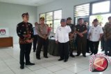 Gubernur Jambi Zumi Zola saat meninjau TPS di Lapas Klas IIB Tebo, Rabu (15/2). (Foto Antarajambi.com/ Dodi Saputra)