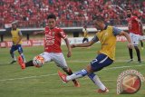 Pesepak bola Barito Putera Matias Jesus Cordoba (kanan) berebut bola dengan pesepak bola Bali United, Dias Angga Putra dalam pertandingan Grup IV Piala Presiden 2017 di Stadion I Wayan Dipta, Gianyar, Sabtu (18/2). Barito Putera menang atas Bali United dengan skor 2-1. ANTARA FOTO/Nyoman Budhiana/i018/2017.