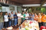 Ketua PWI Jatim Akhmad Munir (keenam kiri) menyerahkan piagam penghargaan kepada tokoh pers Dahlan Iskan (ketujuh kanan) di Surabaya, Jawa Timur, Sabtu (18/2). Pemberian penghargaan kepada sejumlah tokoh atas pengabdiannya di dunia jurnalistik tersebut  dalam rangka memperingati Hari Pers Nasional (HPN) tingkat Jatim. Antara Jatim/ PWI Jatim/zk/17
