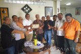 Ketua PWI Jatim Akhmad Munir (keempat kiri) menyerahkan piagam penghargaan kepada tokoh pers Sam Abede Pareno (keenam kanan) di Surabaya, Jawa Timur, Sabtu (18/2). Pemberian penghargaan kepada sejumlah tokoh atas pengabdiannya di dunia jurnalistik tersebut  dalam rangka memperingati Hari Pers Nasional (HPN) tingkat Jatim. Antara Jatim/ PWI Jatim/zk/17