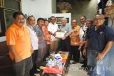 Ketua PWI Jatim Akhmad Munir (kelima kiri) menyerahkan piagam penghargaan kepada tokoh pers Amak Syarifuddin (kelima kanan) di Surabaya, Jawa Timur, Sabtu (18/2). Pemberian penghargaan kepada sejumlah tokoh atas pengabdiannya di dunia jurnalistik tersebut dalam rangka memperingati Hari Pers Nasional (HPN) tingkat Jatim. Antara Jatim/ PWI Jatim/zk/17

