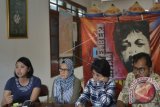 Istri dari Almarhum Munir, Suciwati (kedua kanan) bersama Koordinator KontraS Haris Azhar (kanan), Wakil Koordinator bidang Advokasi KontraS Yati Andriati (kedua kiri) dan Kepala Divisi Pembelaan Hak Sipil dan Politik KontraS Putri Kanesia memberi pernyataan sikap terkait putusan Pengadilan Tata Usaha Negara (PTUN) yang membatalkan putusan Komisi Informasi Pusat (KIP) bahwa dokumen Hasil Penyelidikan TPF Munir merupakan informasi publik dan pemerintah wajib mengumumkan dokumen tersebut kepada masyarakat di kantor KontraS, Jakarta, Sabtu (18/2). KontraS menyatakan keberatan dengan putusan PTUN tersebut karena dianggap melegalkan tindak kriminal negara yang telah dengan sengaja menghilangkan atau menyembunyikan keberadaan dokumen TPF Munir. ANTARA FOTO/Rosa Panggabean/wdy/17.