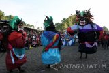 Kesenian Tak-butaan tampil dalam acara Bolo Srewu Jaranan Barong di Pantai Payangan, Ambulu, Jember, Jawa Timur, Sabtu (18/2). Dewan Kesenian Jember bersama grup Jaranan Barong menggelar acara tersebut yang menampilkan kolaborasi kesenian tradisional, seperti Tak-butaan, Can Macanan Kadduk, Barongsai dan Barong untuk melestarikan kebudayaan tradisional sekaligus meramaikan pariwisata alam di Kabupaten Jember. Antara Jatim/Seno/zk/17. 