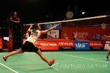 Pebulu tangkis putri asal klub Tjakrindo Masters, Fitriani berusaha mengembalikan kok kearah lawan pebulu tangkis putri asal klub Gifu Tricky Panders, Rusyidina Antadayu Riodingin dalam penyisihan grup X Putri Djarum Superliga Badminton 2017 di DBL Arena, Surabaya, Jawa Timur, Minggu (19/2). Fitriani berhasil menang atas Rusyidina Antadayu Riodingin dengan skor 2-1 (17-21, 21-14, 21-18). Antara Jatim/M Risyal Hidayat/zk/17