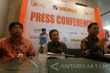 Direktur Peneliti Pengembangan Pengaturan dan Perizinan Perbankan Syariah Otoritas Jasa Keuangan (OJK) Deden Firman Hendarsyah (kanan) berbicara di hadapan wartawan saat konferensi pers 'iB Vaganza' di Kota Kediri, Jawa Timur, Jumat (17/2). iB Vaganza merupakan pameran produk dan jasa layanan syariah yang diselenggarakan OJK, diikuti oleh perkumpulan Marketing Communication perbankan syariah nasional yang tergabung dalam iB MarKom dan Asosiasi Perbankan Syariah Indonesia (Asbisindo) guna memperkenalkan berbagai produk dan jasa perbankan syariah kepada masyarakat. Antara Jatim/Prasetia Fauzani/17